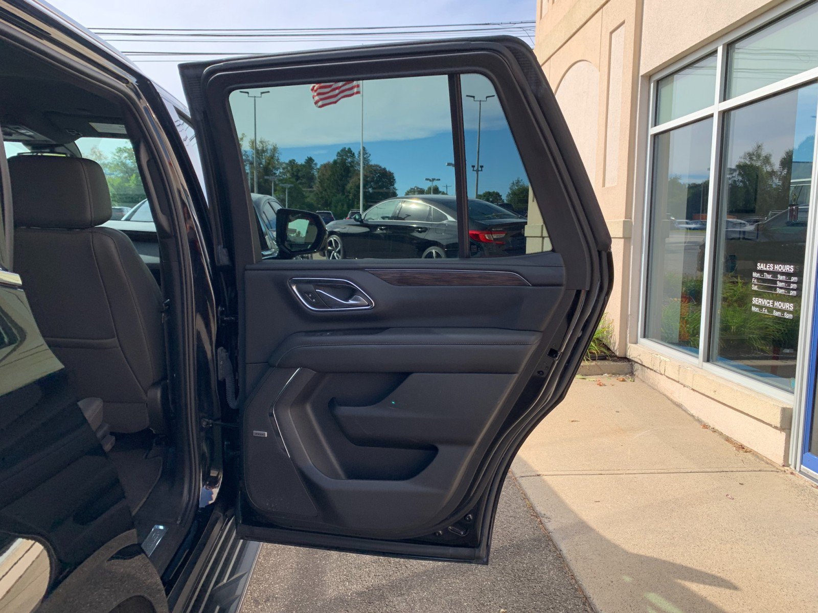 Used 2023 Chevrolet Tahoe LT w/ Luxury Package AWD/4WD image 35