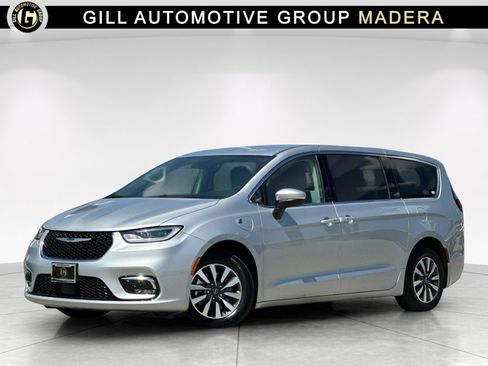 Used 2023 Chrysler Pacifica Touring-L FWD image 1