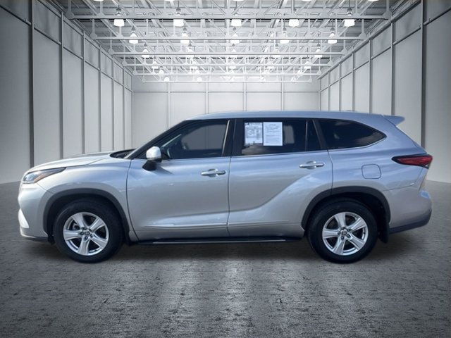 Used 2023 Toyota Highlander LE FWD image 2