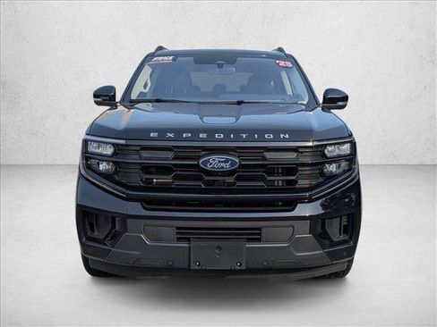 Used 2025 Ford Expedition Active AWD/4WD image 2