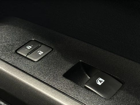 Used 2018 Toyota Tacoma SR5 AWD/4WD image 10