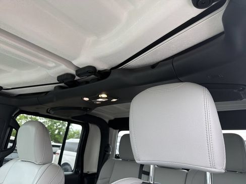 Used 2023 Jeep Gladiator Overland AWD/4WD image 28