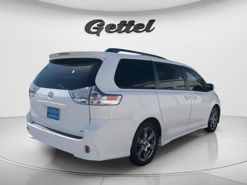 Used 2017 Toyota Sienna SE w/ SE Preferred Package image 5