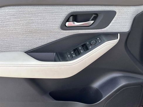 Used 2021 Nissan Rogue SV image 13