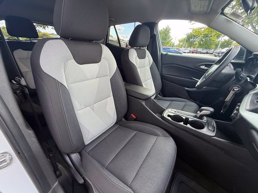 Used 2025 Chevrolet Trax LS FWD image 24