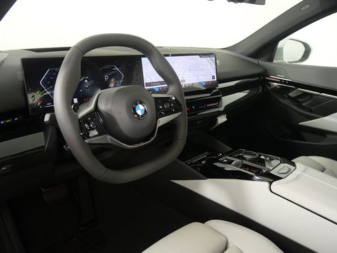 Used 2025 BMW 530i w/ Premium Package image 12