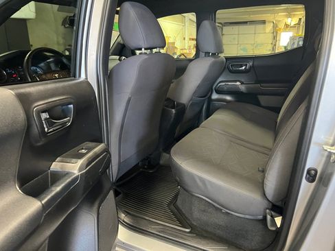 Used 2017 Toyota Tacoma TRD Sport image 34