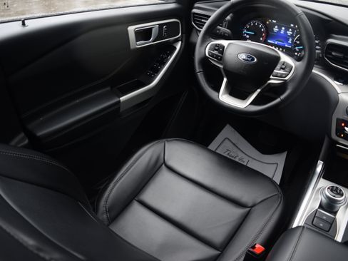 Used 2023 Ford Explorer XLT w/ Equipment Group 202A image 2