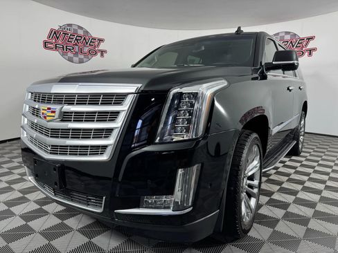 Used 2018 Cadillac Escalade Luxury w/ LPO, Radiant Package image 3