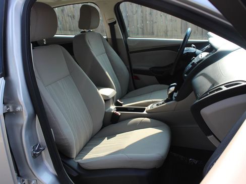Used 2015 Ford Focus SE w/ SE Sport Package FWD image 36