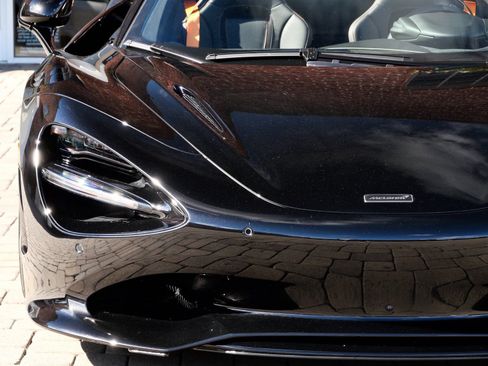 Used 2026 McLaren 750S Spider RWD image 6