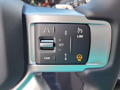 Used 2025 Land Rover Discovery S image 20