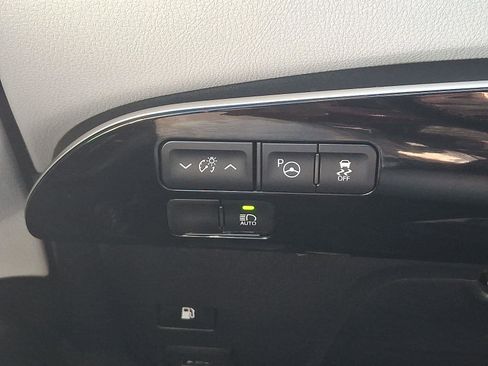 Used 2022 Toyota Prius XLE image 22