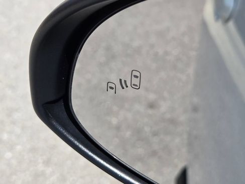Used 2021 Toyota C-HR XLE FWD image 18