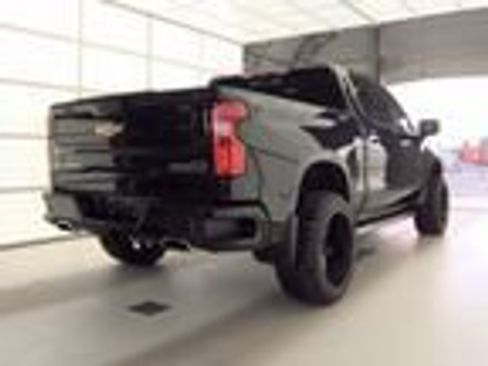 Used 2022 Chevrolet Silverado 1500 High Country w/ Technology Package AWD/4WD image 2
