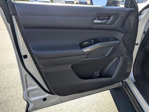 Certified 2024 Nissan Pathfinder SL image 11