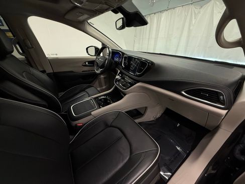 Used 2022 Chrysler Pacifica Limited image 8