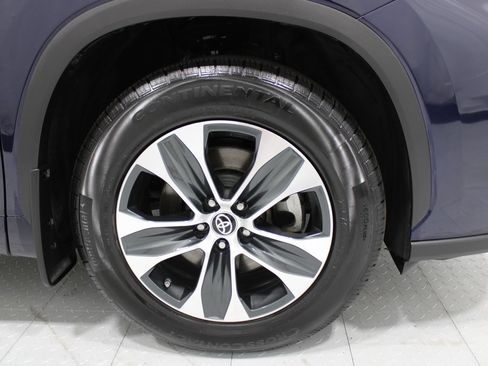 Used 2022 Toyota Highlander XLE AWD/4WD image 5