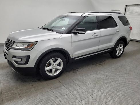 Used 2017 Ford Explorer XLT w/ Equipment Group 202A image 2