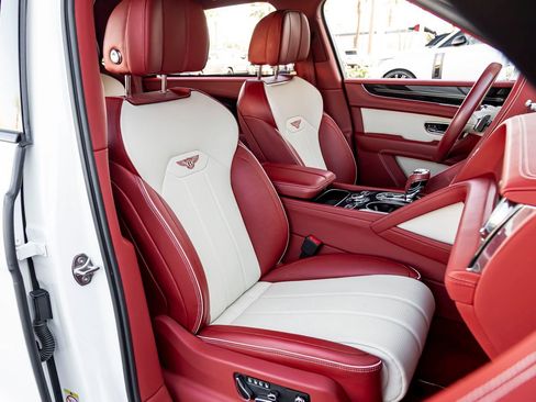 Used 2023 Bentley Bentayga Extended Wheelbase AWD/4WD image 37