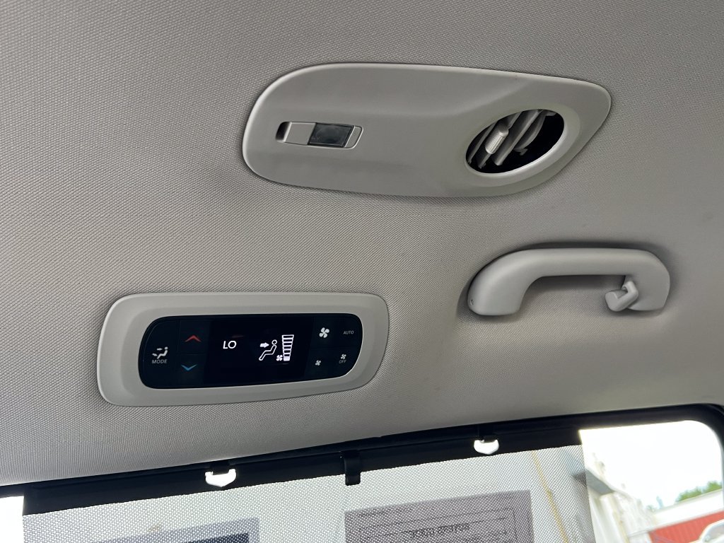 Used 2024 Chrysler Pacifica Touring-L FWD image 15