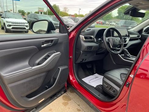 Used 2024 Toyota Highlander XLE AWD/4WD image 9
