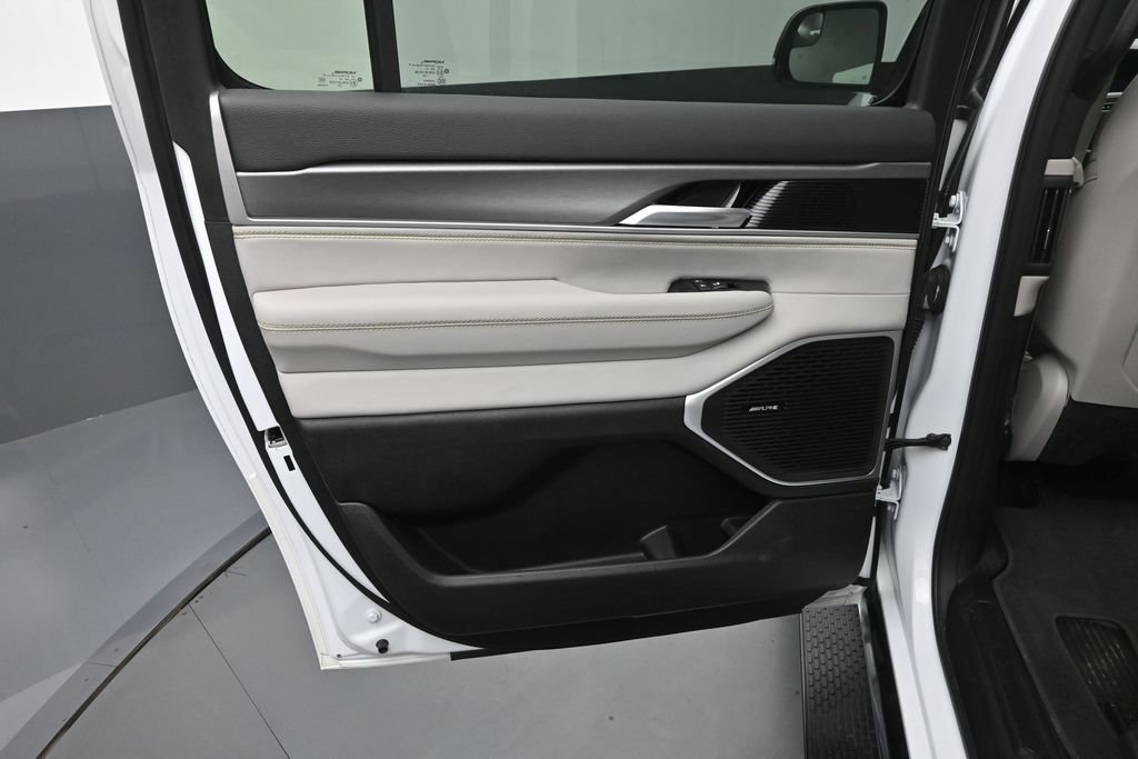 Used 2025 Jeep Wagoneer L 4WD image 21