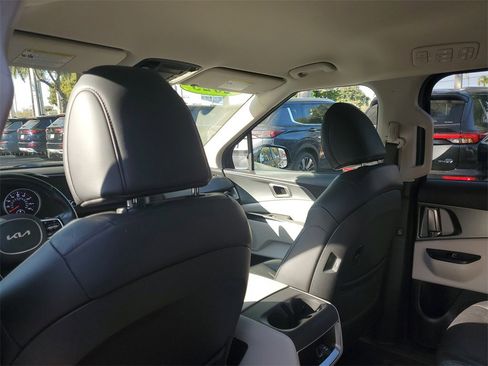 Certified 2023 Kia Carnival LX image 11