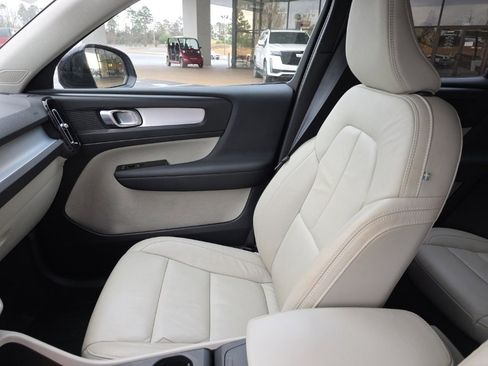 Used 2022 Volvo XC40 T5 Momentum image 14