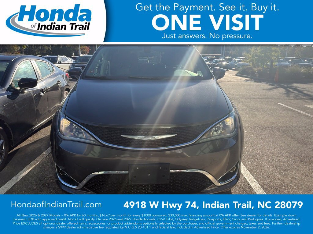 Used 2017 Chrysler Pacifica Touring-L w/ Tire & Wheel Group FWD image 2