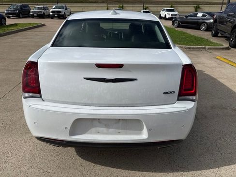 Used 2022 Chrysler 300 Touring L RWD image 9
