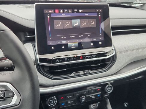 Used 2024 Jeep Compass Latitude image 13