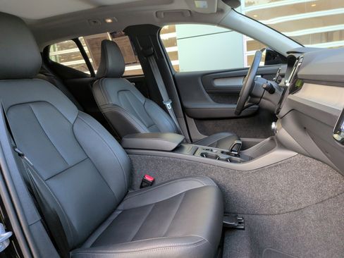 Used 2025 Volvo XC40 B5 Core image 35