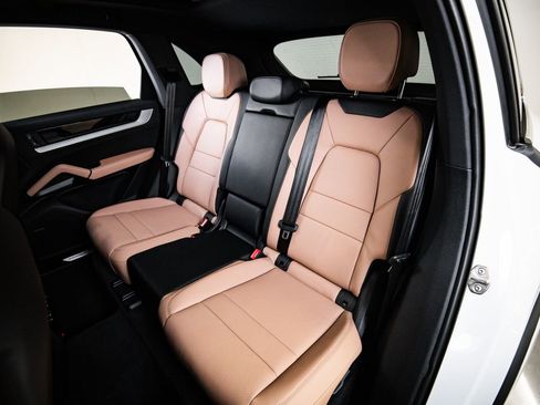 Certified 2026 Porsche Cayenne AWD/4WD image 24