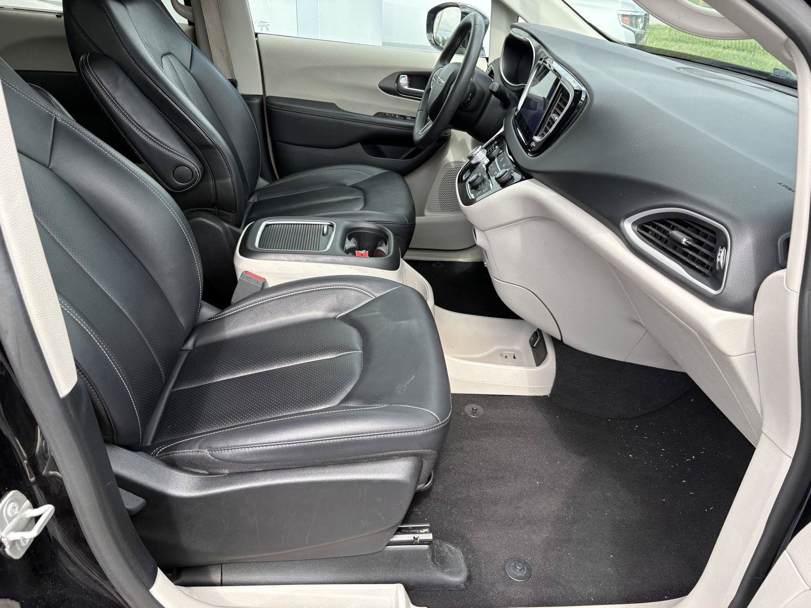 Used 2024 Chrysler Pacifica Touring-L FWD image 19