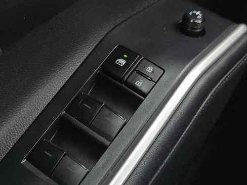 Used 2023 Toyota Highlander XLE FWD image 28
