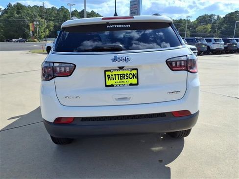 Used 2024 Jeep Compass Latitude image 3