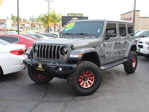 Used 2020 Jeep Wrangler Unlimited Sahara image 38