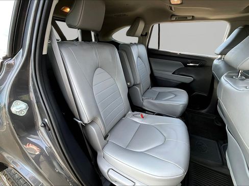 Used 2023 Toyota Highlander XLE image 24