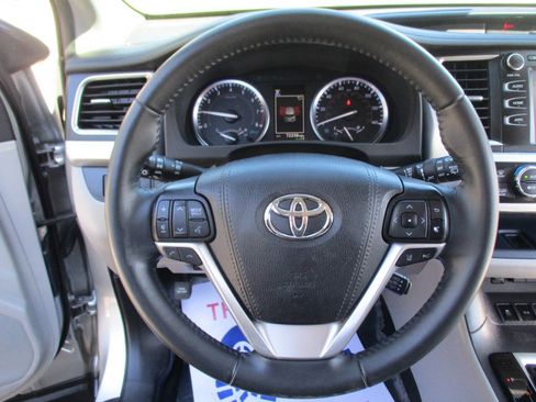 Used 2019 Toyota Highlander XLE image 12