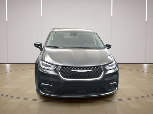 Used 2023 Chrysler Pacifica Touring-L FWD image 2