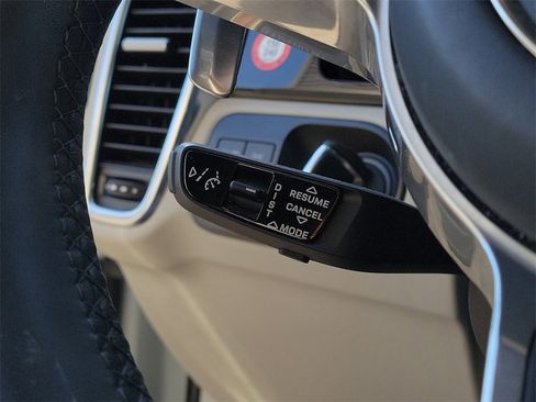 Certified 2022 Porsche Cayenne Platinum Edition image 38