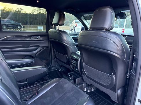 Used 2023 Jeep Grand Cherokee L Laredo image 15