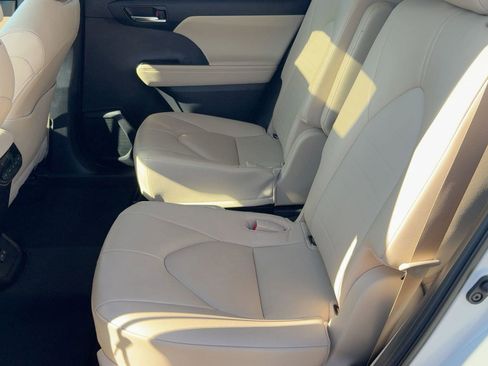 Used 2023 Toyota Highlander XLE image 13