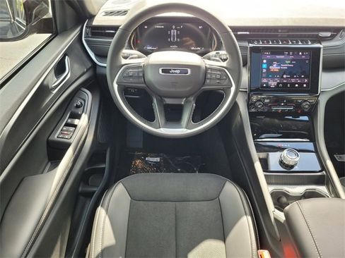 Used 2025 Jeep Grand Cherokee Altitude image 12