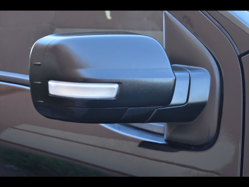 Used 2018 Nissan Titan SV w/ SV Convenience Package RWD image 51