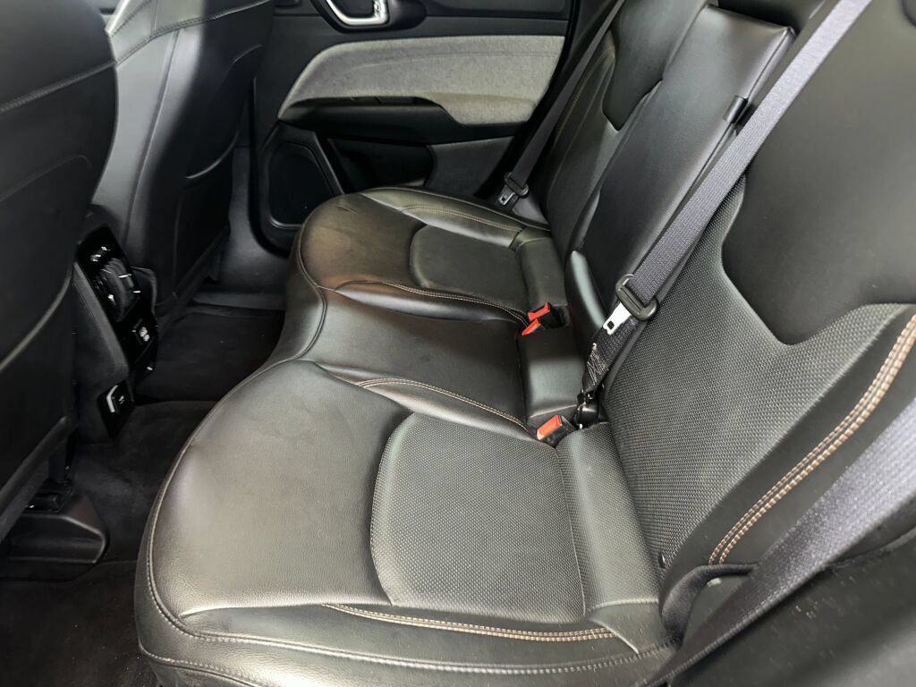 Used 2022 Jeep Compass Latitude w/ Sun and Sound Group AWD/4WD image 18