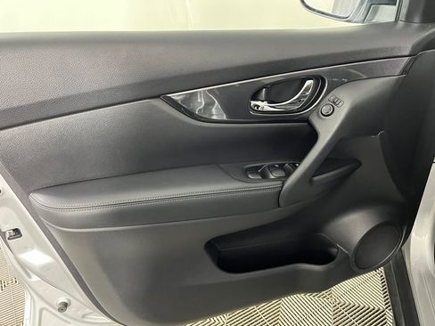 Used 2020 Nissan Rogue SV image 10