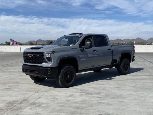Used 2025 Chevrolet Silverado 2500 ZR2 w/ Technology Package image 5