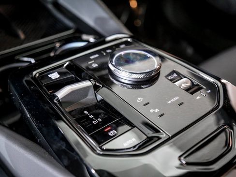 Used 2026 BMW 530i xDrive w/ M Sport Package image 11